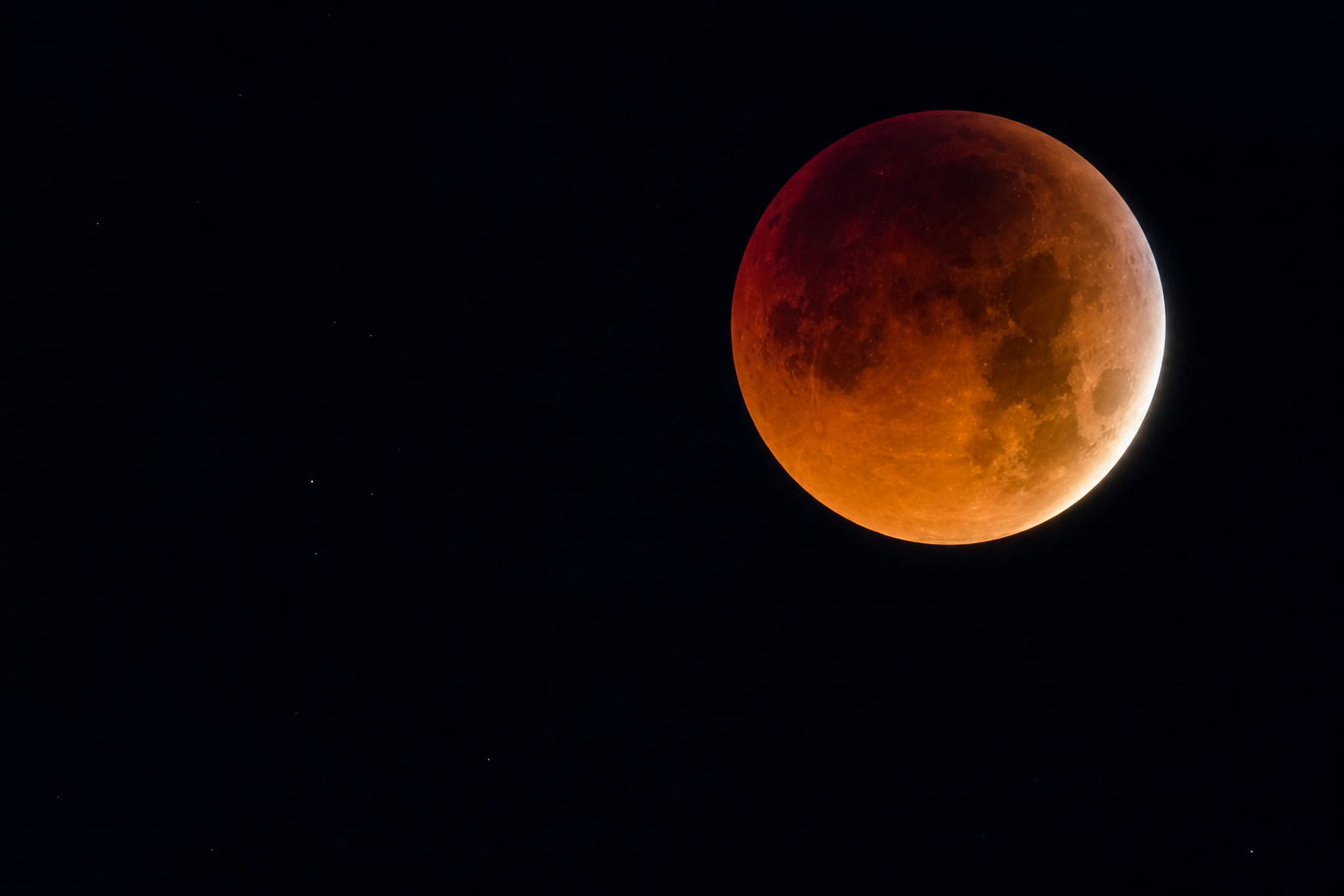 Lua com coloração acobreada durante o eclipse parcial de 28 de agosto de 2026
